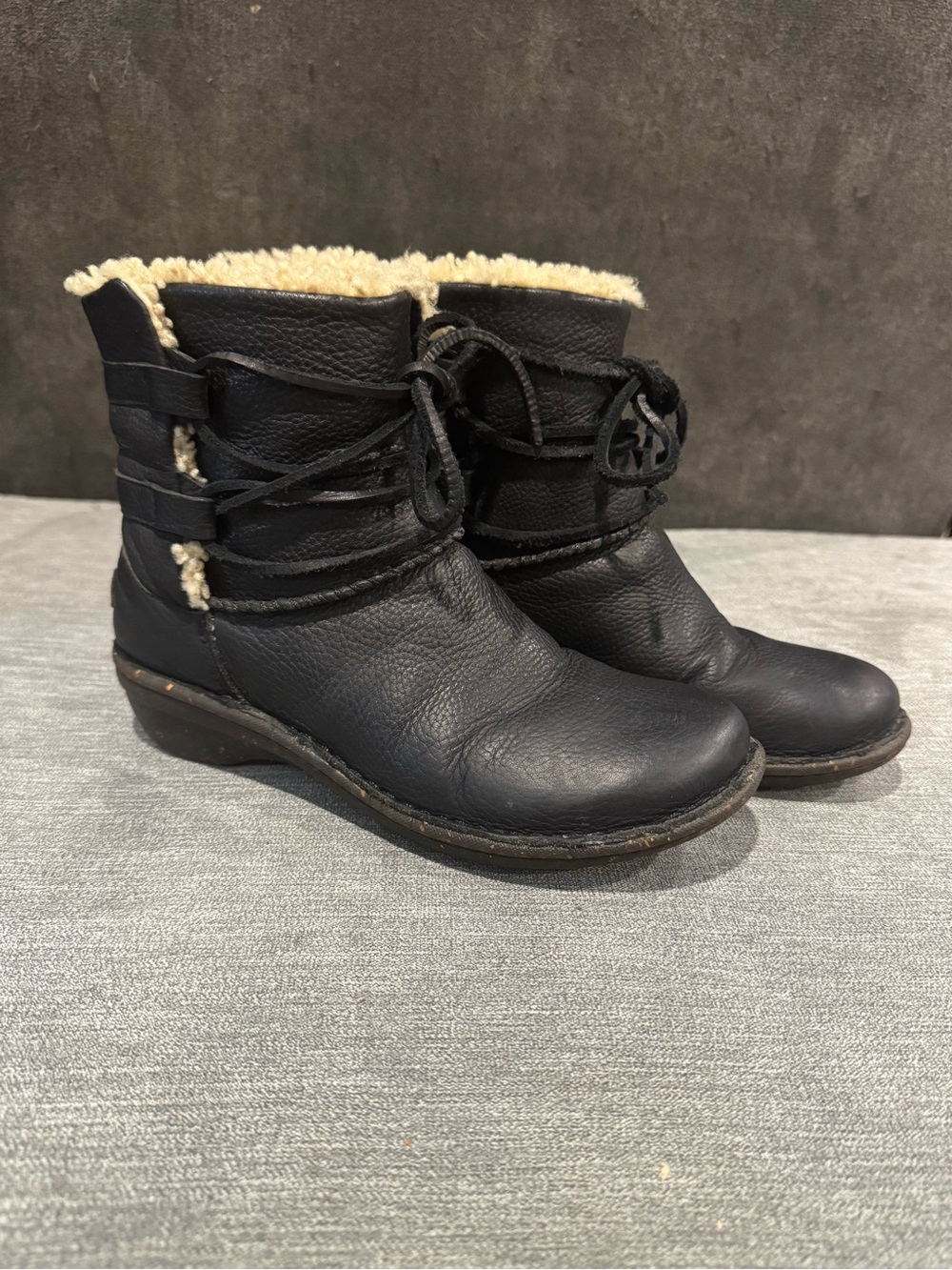 UGG 1932 Caspia Leather Boots Women Black Sheepskin Shearling Fur Lined- Size 6